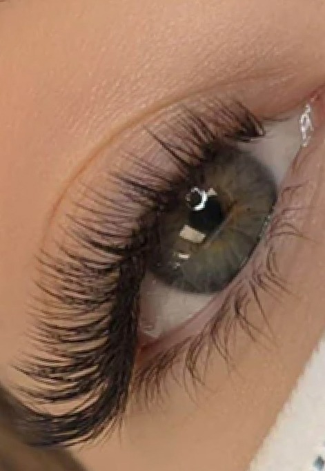 Extensión de pestañas efecto híbrido